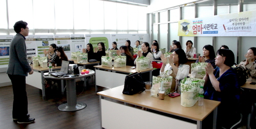 ▲'파스퇴르 엄마사관학교'에 참가한 예비엄마들이 지난 3월 31일 서울 양평동 롯데푸드 본사에서 강의를 듣고 있다. 