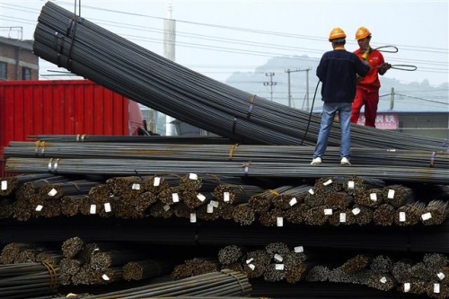 ▲중국 허베이성 이창의 철강시장에서 지난달 29일(현지시간) 근로자들이 철근을 쌓고 있다. 이창/AP뉴시스