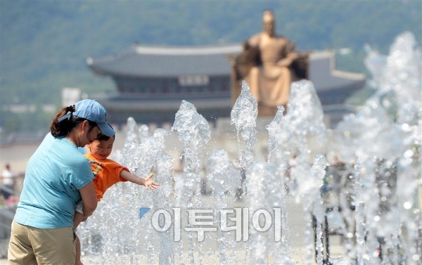 ▲전국 대부분 지역이 맑은 날씨를 보이며 대구와 영남 일부 지방에 폭염주의보가 내려진 30일 서울 광화문광장 분수대에서 시민들이 물놀이를 하며 더위를 식히고 있다.