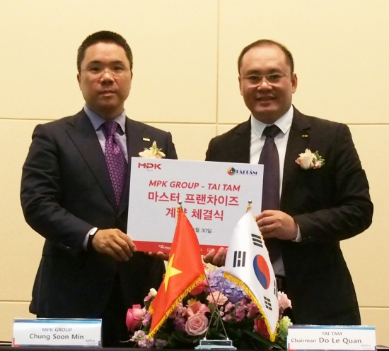 ▲정순민(왼쪽) MPK그룹 대표와 Tai Tam의 Do Le Quan 회장이 30일 KOTRA 국제회의실에서 베트남 진출을 위한 마스터프랜차이즈 계약을 체결하고, 사진을 찍고 있다.(사진제공=MPK그룹)