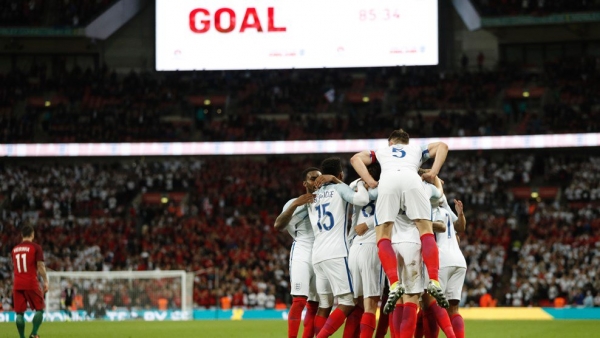 ▲ 3일(한국시간) 영국 런던의 웸블리 스타디움에서 열린 포르투갈과 평가전에서 스몰링의 골이 터진 뒤 잉글랜드 선수들이 기뻐하고 있다. (출처=국제축구연맹(FIFA))