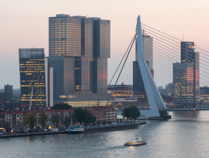 ▲국내 토종 핸드백 업체 시몬느가 네덜란드 로테르담의 랜드마크로 불리는 대형 빌딩을 인수했다. 3개의 건물이 겹쳐진 형태인 '드 로테르담'은 2013년 11월 완공돼 도시의 상징이 됐다.(사진=드 로테르담 홈페이지 캡처)