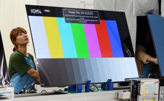 ▲LG전자 구미공장 생산라인 근무자가 'LG OLED TV'의 품질을 검사하고 있다. (사진제공=LG전자)