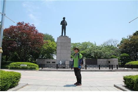 ▲인천 자유공원내 맥아더장군 동상앞에 서 있는 필자. (김종억 동년기자)