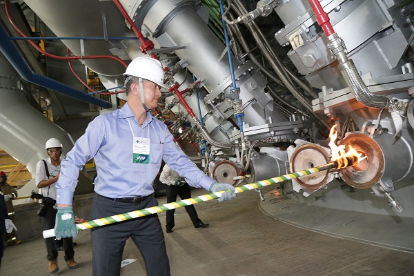 ▲장세욱 동국제강 부회장이 한국기업으로는 처음으로 브라질 쎄아라(Ceara)주 뻬셍(Pecem) 산업단지에 있는 CSP 제철소를 건설하고, 10일 용광로에 첫 불씨를 넣고 있다. 사진=동국제강 제공.