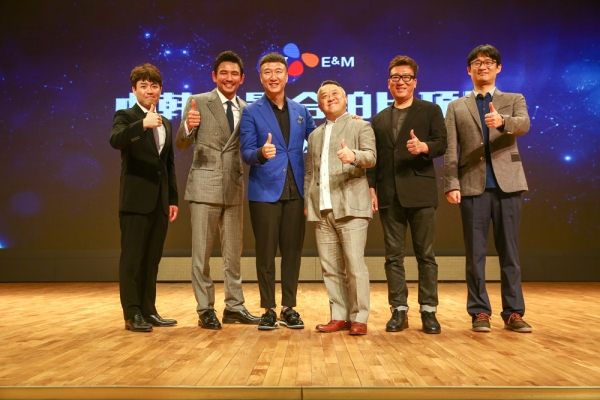▲(왼쪽부터)류승완 감독,황정민 배우,쑨홍레이 배우, 청즈웨이 제작자 겸 배우, 윤제균 감독, 이석훈 감독