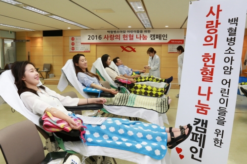 ▲광동제약 임직원들이 ‘사랑의 헌혈 나눔 캠페인’에 참여하고 있다. (사진제공=광동제약)