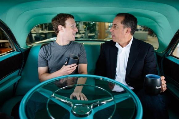 ▲마크 저커버그(왼쪽) 페이스북 최고경영자(CEO)와 미국 유명 코미디언 제리 사인펠트가 14일(현지시간) ‘페이스북 라이브 방송’을 함께한 후 커피를 마시며 대화를 나누고 있다.사진출처 마크 저커버그 페이스북