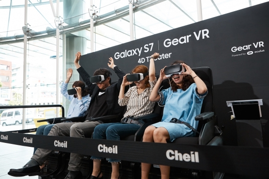 ▲제일기획 직원들이 본사 사옥에 마련된 'VR 체험존'에서 롤러코스터 VR 콘텐츠를 체험하고 있다. (사진제공=제일기획)