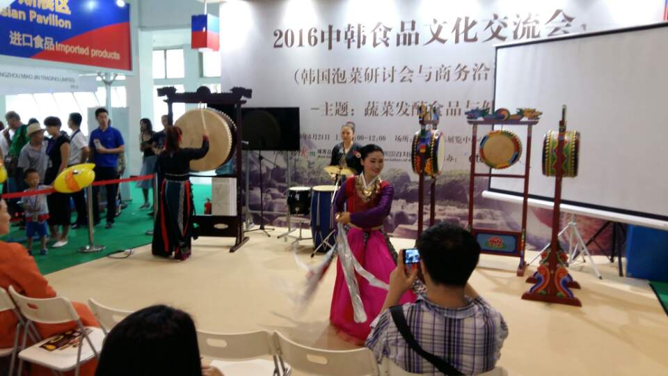 ▲20일 중국 베이징 국제전람센터에서 열린 식품안전전람회에서 부지화예술단이 국악 공연을 펼치고 있다.