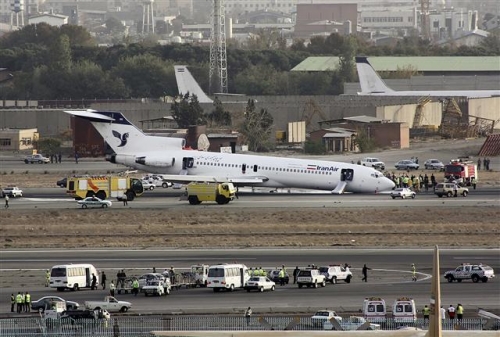▲보잉이 이란과 100대 여객기를 수주하기로 합의 계약을 맺었다고 19일(현지시간) AP통신이 전했다. 이란은 그동안의 국제사회 제재로 항공기 교체가 시급한 상황이다. 사진은 지난 2011년 10월 18일 이란항공 소속 보잉 727 여객기가 랜딩기어 고장으로 테헤란 메흐라바드국제공항에 비상착륙한 모습. 테헤란/AP뉴시스