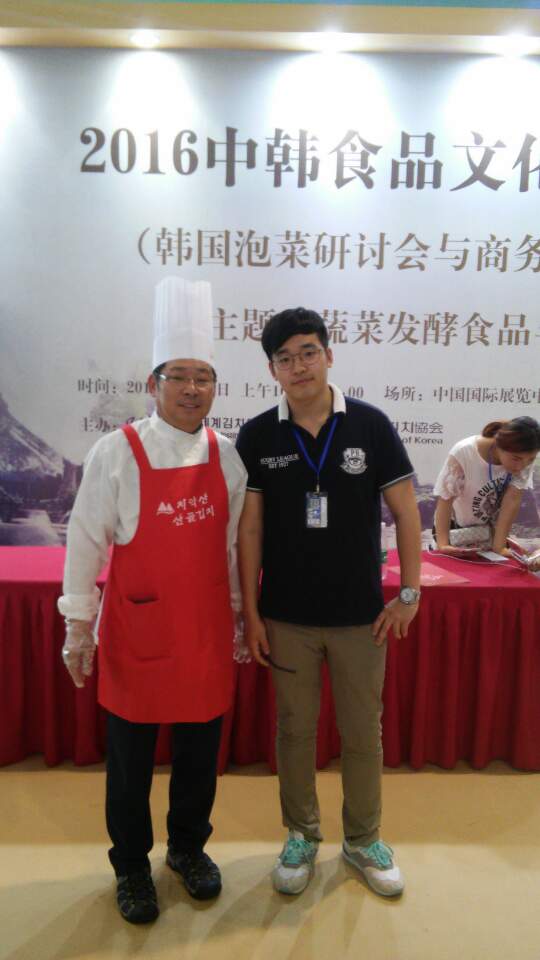 ▲21일 중국 베이징 국제전람센터에서 열린 한중식품문화교류회에서 대일의 홍금석 대표이사(왼쪽)가 아들인 홍창영 대리와 포즈를 취하고 있다.
