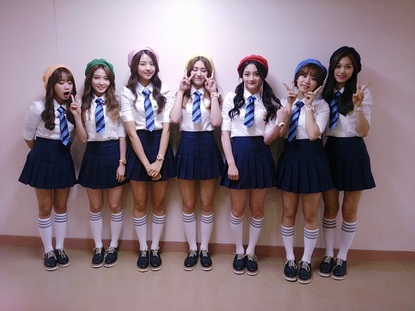 ▲김소혜, 아이오아이 멤버들과 환한 미소(출처=아이오아이 트위터)