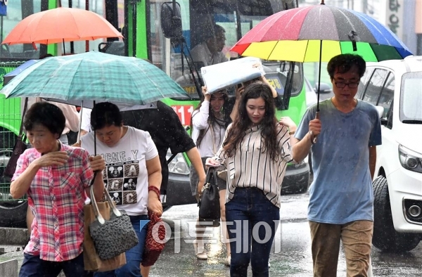 ▲전국이 장마전선의 영향권에 들어선 22일 오후 서울 신길동의 한 거리에서 시민들이 갑작스런 장맛비에 발걸음을 재촉하고 있다. 
