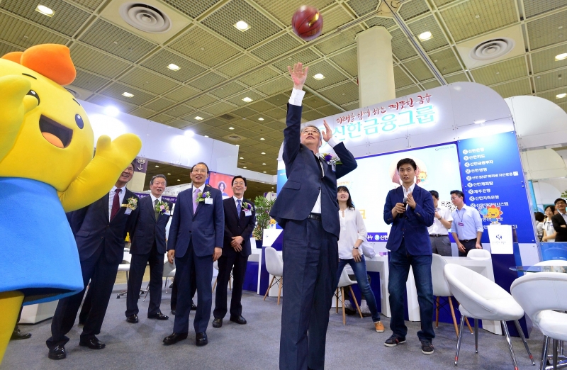 (24일 임종룡 금융위원장이 신한은행 전시부스에서 농구공 넣기 이벤트를 체험하고 있다. 신태현 기자 holjjak@ )