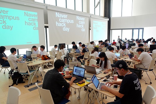 ▲네이버가 개최한 ‘NAVER 캠퍼스 핵데이(Campus Hackday)’에 참여한 대학생들이 소프트웨어 개발에 열중하고 있다. (  사진제공=네이버)