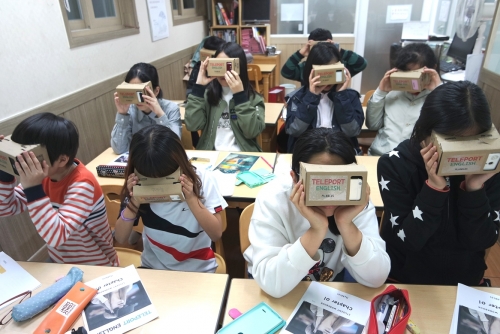 ▲학생들이 방과후학교에서  가상현실(VR) 기술을 활용한 수업을 받고 있다. (사진제공=SK )