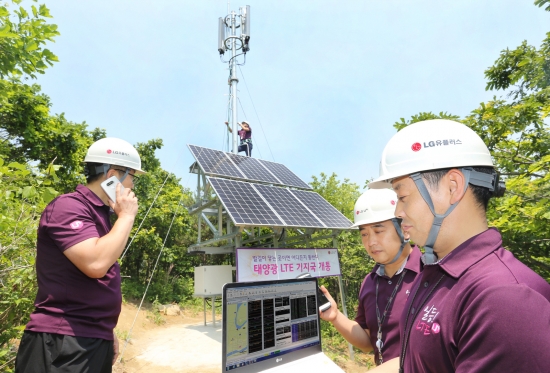 ▲LG유플러스 직원들이 대관령에 설치한 태양광 LTE 기지국에서 통신 감도를 체크하고 있다.(사진제공= LG유플러스)