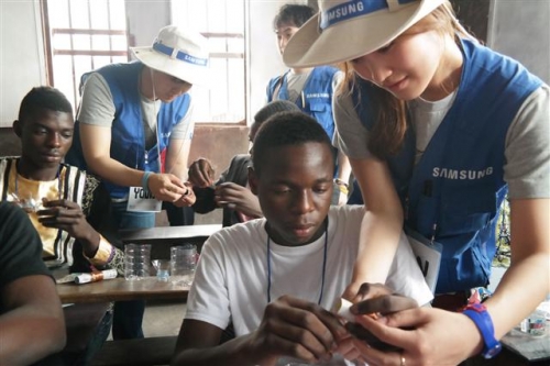 ▲삼성전자 임직원 해외봉사단이 아제르바이잔에서 학생들에게 소프트웨어 교육을 하고 있다. 사진제공=삼성전자 
