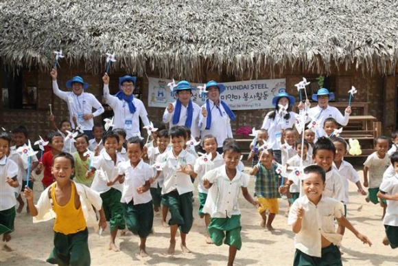 ▲현대제철 임직원들이 지난해 8월 미얀마에서 식수탑 완공식 후 아이들과 함께 즐거워하고 있다.사진제공 현대제철