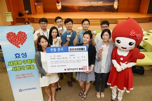 ▲효성직원들이 14일 사랑의 헌혈 행사에 참여하고 받은 헌혈증서를 들어보이고 있다.사진제공 효성그룹
