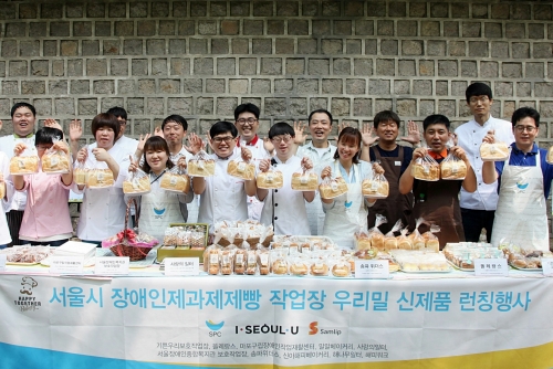 ▲SPC그룹이 서울시 장애인 제과제빵작업장에 제빵기술을 전수하고 신제품 5종을 시민들에게 선보이고 있다.(사진제공=SPC)