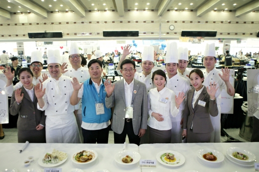 ▲삼성웰스토리 김봉영 사장(앞줄 왼쪽에서 네번째)이 웰스토리아드에 참가한 조리사, 영양사들과 함께 새롭게 개발된 단체급식 메뉴를 선보이고 있다.
