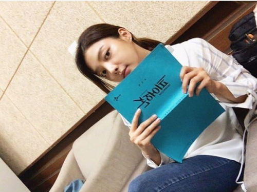 ▲'굿와이프' 대본 들고 있는 엄현경(사진=엄현경 인스타그램)