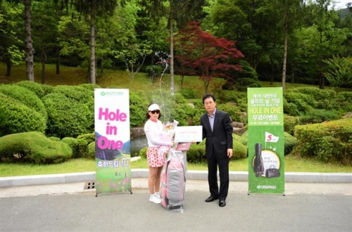 ▲이미숙 씨(왼쪽)와 박현석 팔공CC 대표