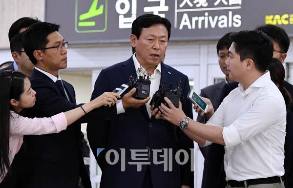 ▲신동빈 롯데그룹 회장이 3일 오후 김포공항을 통해 귀국, 취재진의 질문에 답하고 있다.