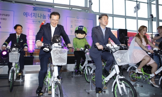 ▲에스원 관계자들이 5일 서울역에서 열린 '에너지 나눔 챌린지'에 참여, 자전거 페달을 밟고 있다.(사진제공=에스원)