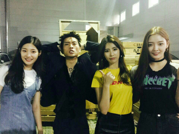 ▲그룹 다이아의 멤버 정채연, 기희현, 은진이 '쇼미더머니5' 래퍼 씨잼과 함께한 사진을 공개했다.(사진=MBK엔터테인먼트)