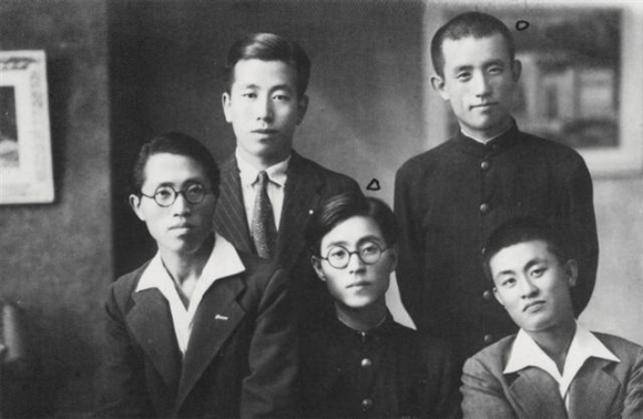 ▲일본 유학 첫해인 1942년 여름방학에 귀향한 윤동주(뒷줄 오른쪽). 앞줄 가운데가 송몽규다. 
