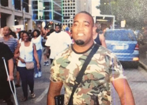 ▲댈러스에서 7일(현지시간) 저격범 2명이 경찰관들에 무차별 총격을 가하는 사건이 일어났다. 사진은 용의자 중 1명. 출처 댈러스 경찰서 트위터 