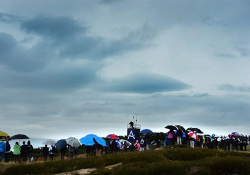 ▲갤러리들이 빗속에서 우산을 쓰고 대회를 관전하고 있다. 사진=유러피언투어 