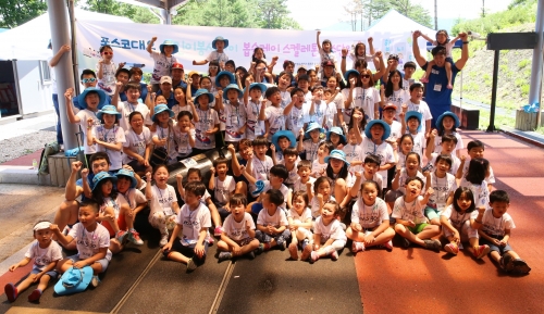 ▲포스코대우 어린이봉사단이 9일과 10일 봅슬레이 스켈레톤 선수단을 응원 방문해 기념 촬영을 하고 있다. (사진제공=포스코대우 )