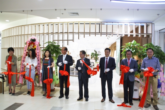 ▲벤처기업협회 관계자들이 12일 중국 인쭈어백화점에 한국관을 오픈하고 기념촬영을 하고 있다.(사진제공=벤처기업협회)