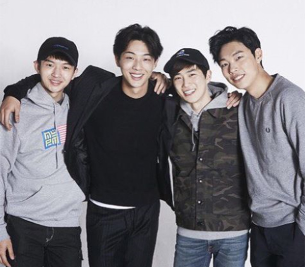 ▲'닥터스'에 출연 중인 지수가 김희찬, 엑소 수호, '운빨로맨스'의 류준열과 함께한 사진을 공개했다.(사진=지수 인스타그램)