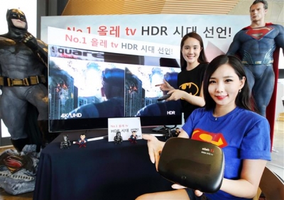 ▲KT가 12일 서울 광화문 KT스퀘어에서 세계 최초 IPTV HDR 서비스 상용화 기자간담회를 개최했다. 행사 모델들이 HDR이 적용된 영상을 시연하며 IPTV HDR 서비스 상용화를 소개하고 있다. 사진제공= KT