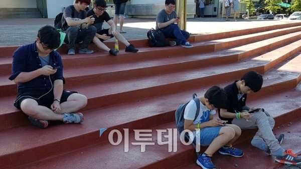 ▲‘포켓몬 고(GO)’ 게임 유저들이 14일 속초 엑스포공원에서 스마트폰을 바라보며 게임을 즐기고 있다.(정용욱 기자 dragon@)