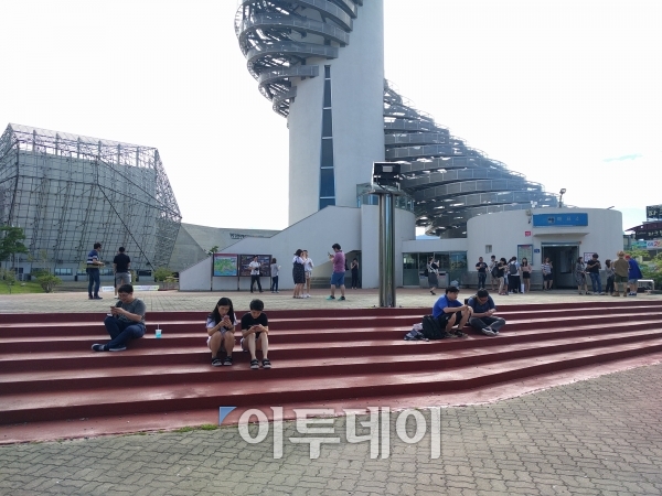 ▲속초 엑스포 공원 앞에서 게임을 즐기는 시민들 (정용욱 기자 dragon@)