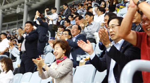 ▲한화건설과 협력사 임직원들이 지난 14일 ‘이글스 데이’에 참여해 한화이글스를 응원하고 있다.(사진=한화건설)