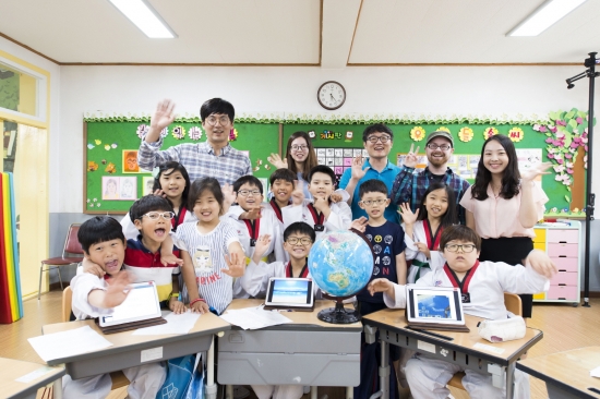 ▲삼성전자에서 스마트 스쿨을 지원하는 전북 대야남초등학교 학생들이 태블릿과 전자칠판을 통해 스마트 교육을 받고 즐거워하고 있다. (사진제공=삼성전자)