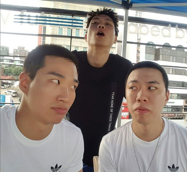 ▲'쇼미더머니5' 결승 무대를 앞두고 개그맨 김기리가 씨잼과 비와이의 사진을 공개했다.(사진=김기리 인스타그램)