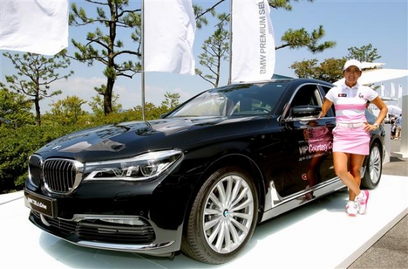 ▲일본에서 활약하고 있는 이보미가 BMW 레이디스 챔피언십 의전차량인 BMW 뉴 730Ld xDrive 앞에 서서 포즈를 취하고 있다. 사진=JNA 정진직 포토
