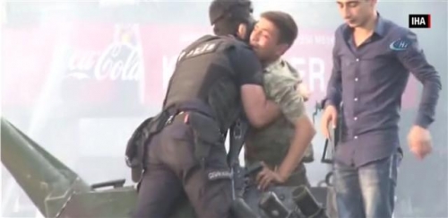 ▲터키에서 16일(현지시간) 쿠데타군 소속 젊은 장병이 분노한 시민이 던진 돌에 죽을 위기에 처했다가 경찰의 도움으로 간신히 구조되고 있다. 출처 CNN 동영상 캡처 