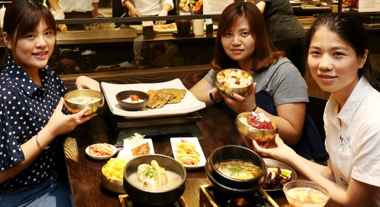 ▲중국인들이 자연별곡 음식을 먹고 있는 모습.(사진제공=이랜드)