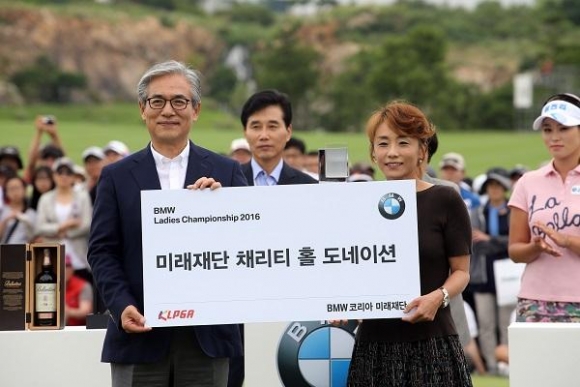 ▲김미현이 미래재단 채리티 홀 도네이션 기금을 BMW그룹 코리아 김효준대표에게 전달하고 있다. 사진=BMW그룹코리아 정진직 포토