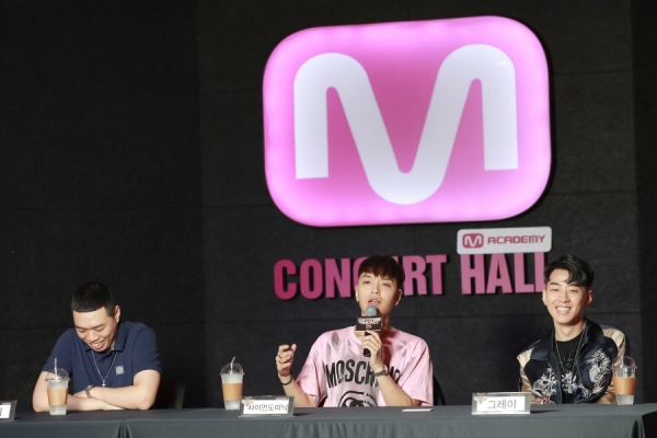 ▲'쇼미더머니5'에서 우승을 차지한 비와이와 프로듀서 사이먼 도미닉, 그레이 (사진=CJ E&M)