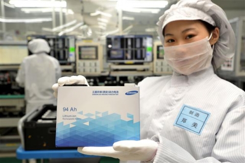 ▲지난해 6월 글로벌 배터리 제조기업 중 중국 시안에 최초로 설립된 삼성SDI의 시안공장 직원이 전기차 배터리 제품을 소개하고 있다. 사진제공 삼성SDI
